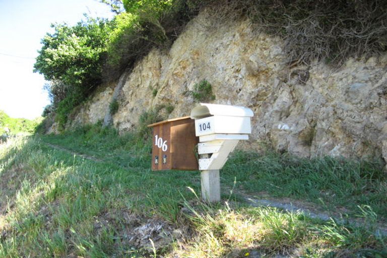 Photo of property in 106 Nicholson Road, Khandallah, Wellington, 6035