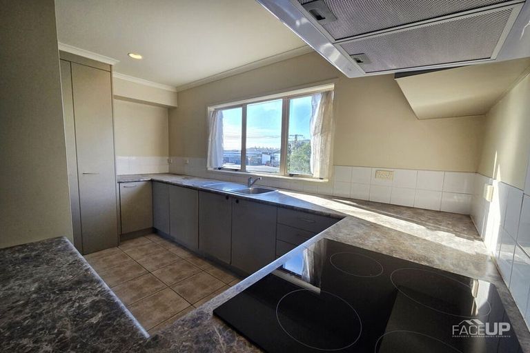 Photo of property in 3/4 Keeling Road, Henderson, Auckland, 0612