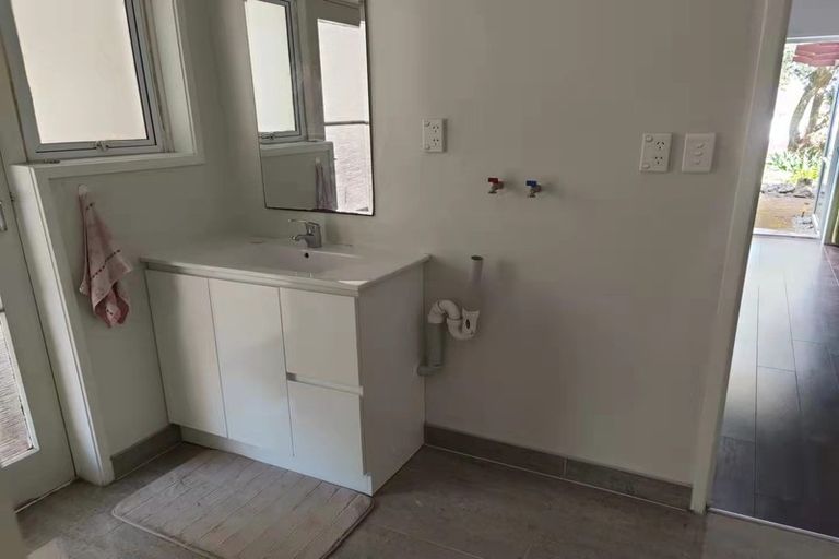 Photo of property in 1 Fayette Place, Te Atatu South, Auckland, 0610