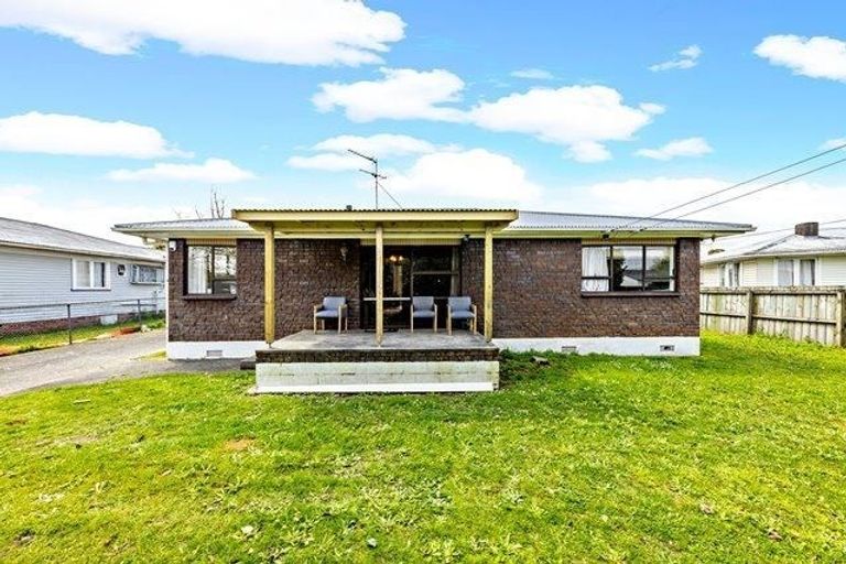Photo of property in 30 Sutton Crescent, Papakura, 2110