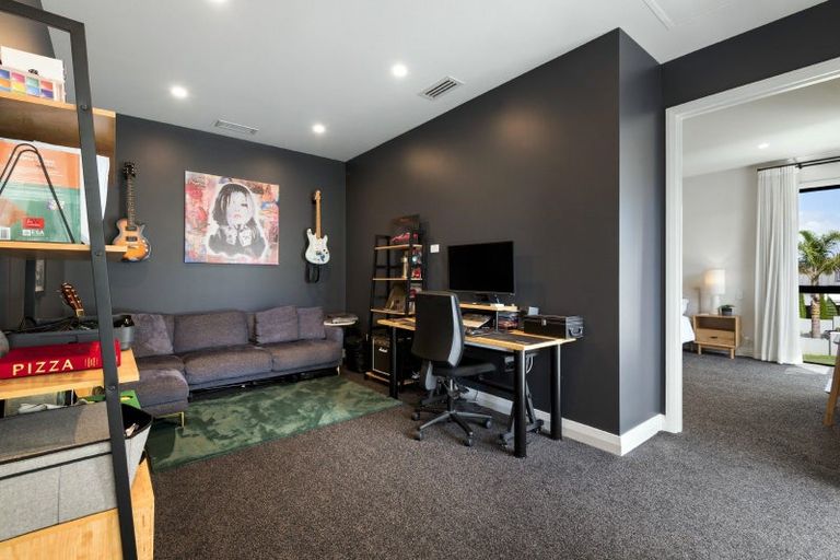 Photo of property in 90 Marine Parade, Mellons Bay, Auckland, 2014