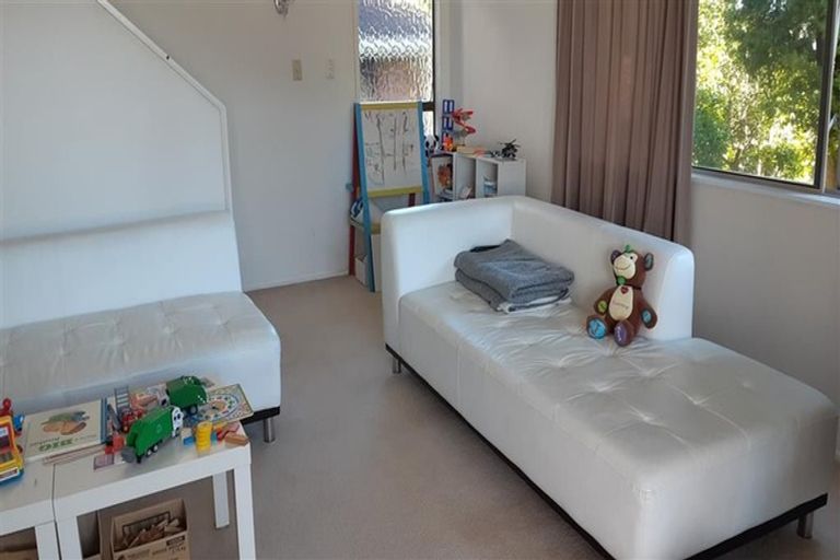 Photo of property in 12 Pendene Place, Forrest Hill, Auckland, 0620