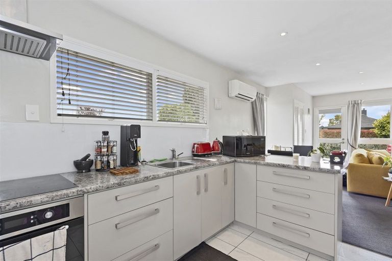 Photo of property in 2/5 Sarabande Avenue, Redwood, Christchurch, 8051