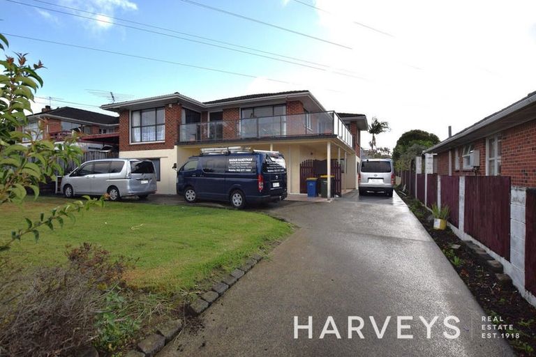 Photo of property in 52 Tiroroa Avenue, Te Atatu South, Auckland, 0610