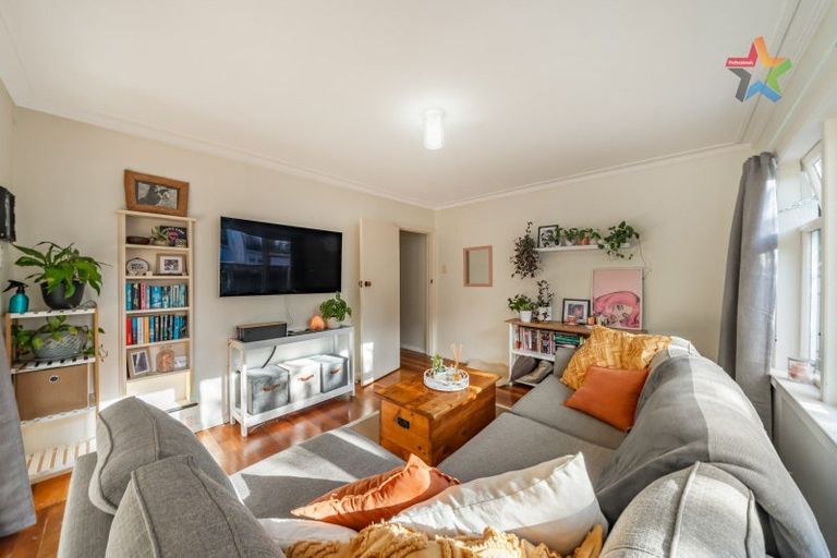 Photo of property in 2/264 Muritai Road, Eastbourne, Lower Hutt, 5013