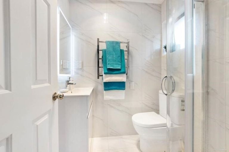 Photo of property in 2/16 Matisse Drive, West Harbour, Auckland, 0618