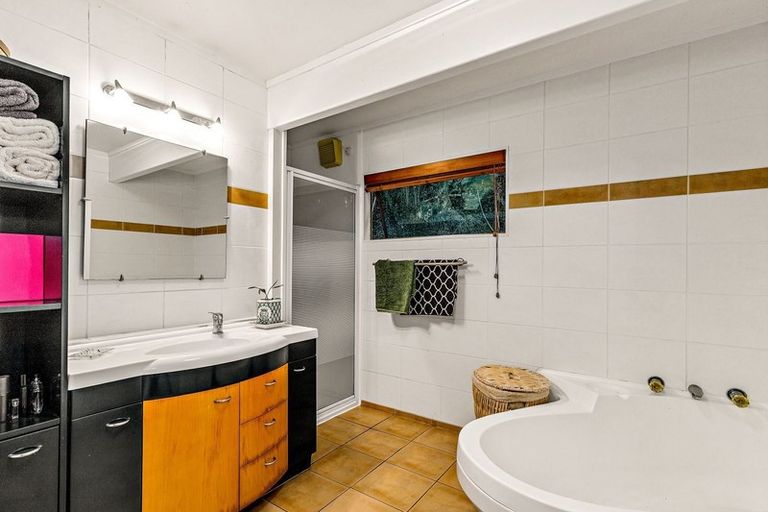 Photo of property in 42 Holyoake Place, Chatswood, Auckland, 0626