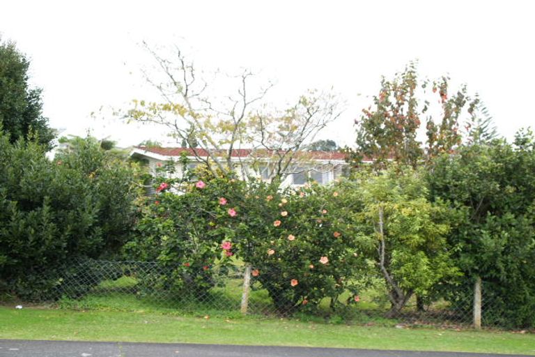 Photo of property in 16 Liston Crescent, Cockle Bay, Auckland, 2014