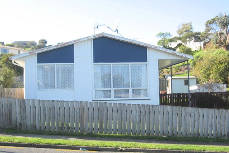 Photo of property in 12 Gloaming Hill, Titahi Bay, Porirua, 5022