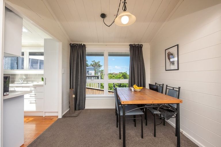 Photo of property in 15 Dunmail Way, Newlands, Wellington, 6037