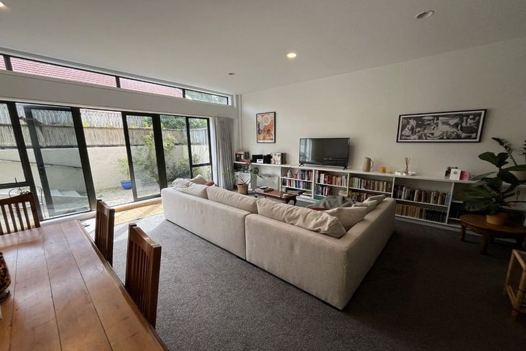 Photo of property in 2/28 Hobson Street, Thorndon, Wellington, 6011