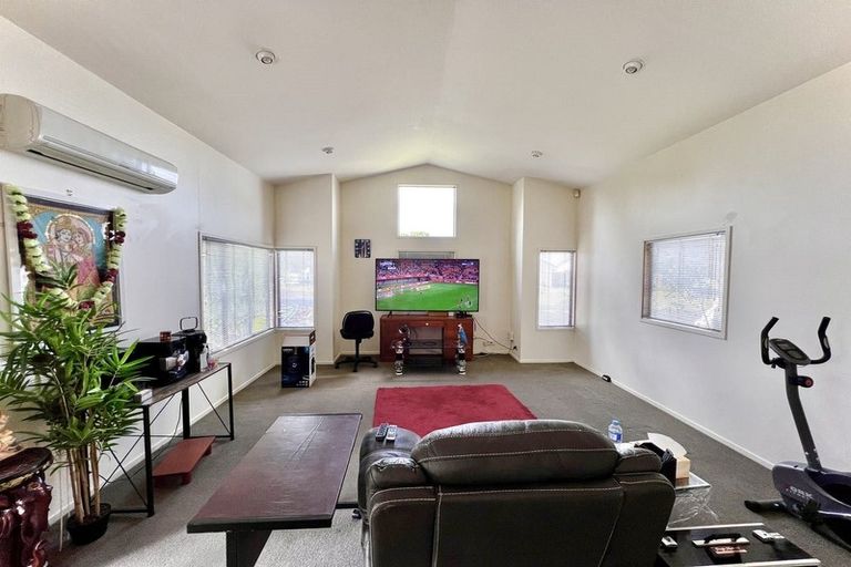 Photo of property in 88 Riverton Drive, Randwick Park, Auckland, 2105