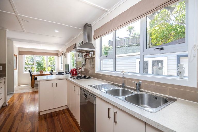 Photo of property in 19 Alder Place, Newlands, Wellington, 6037