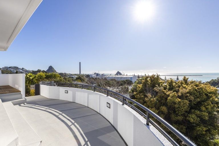 Photo of property in 23 Peace Avenue, Moturoa, New Plymouth, 4310