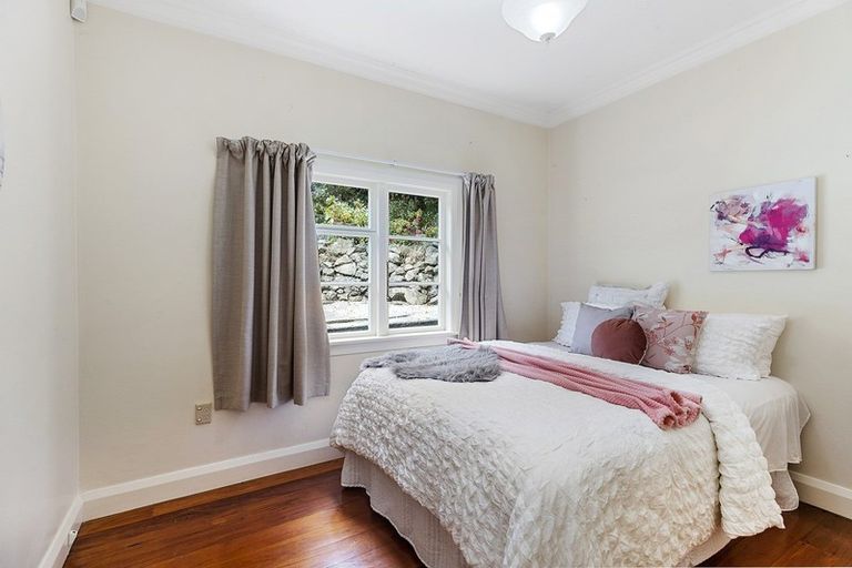 Photo of property in 33 Tio Tio Road, Miramar, Wellington, 6022