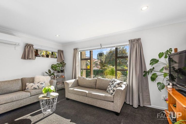 Photo of property in 13 Hobie Court, West Harbour, Auckland, 0618