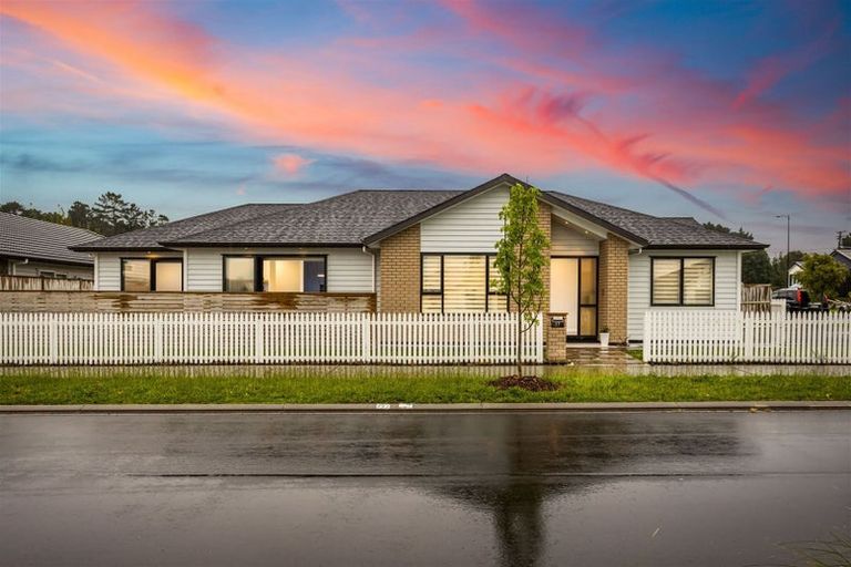 Photo of property in 37 Vinistra Road, Kumeu, 0810