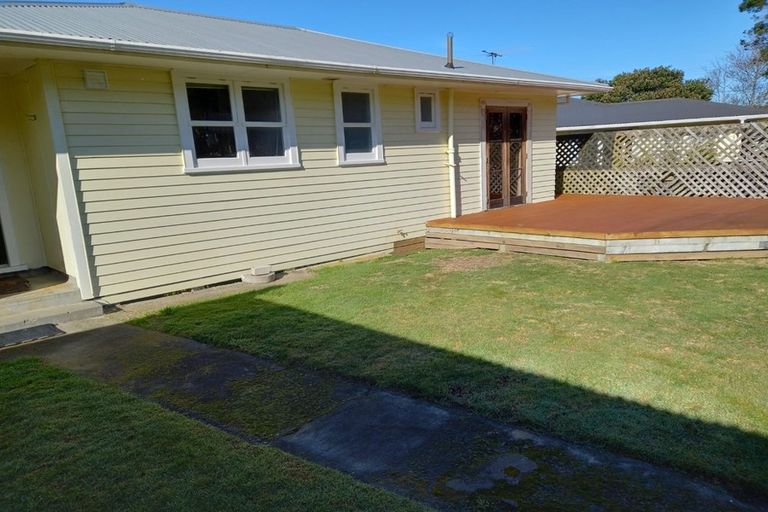 Photo of property in 73 Victory Crescent, Tawa, Wellington, 5028