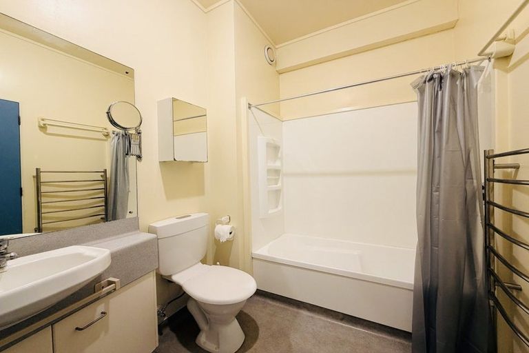 Photo of property in 17 Kent Terrace - Kent Apartments, 3e/16 Kent Terrace, Mount Victoria, Wellington, 6011