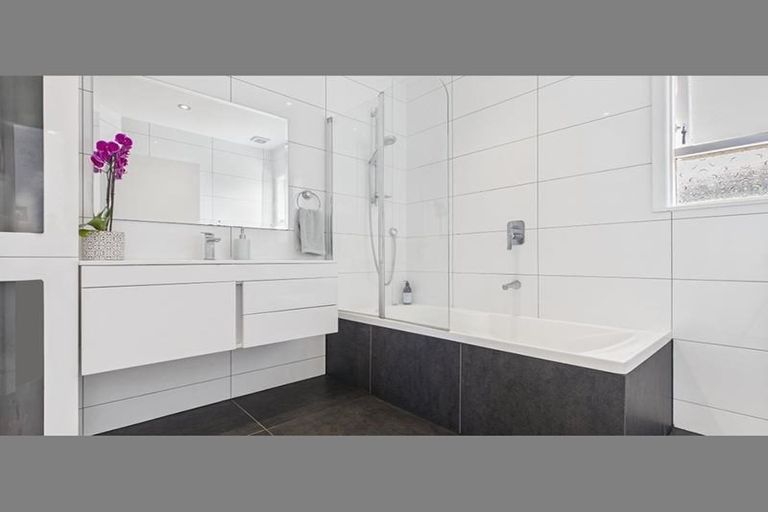 Photo of property in 24 La Rosa Street, Green Bay, Auckland, 0604