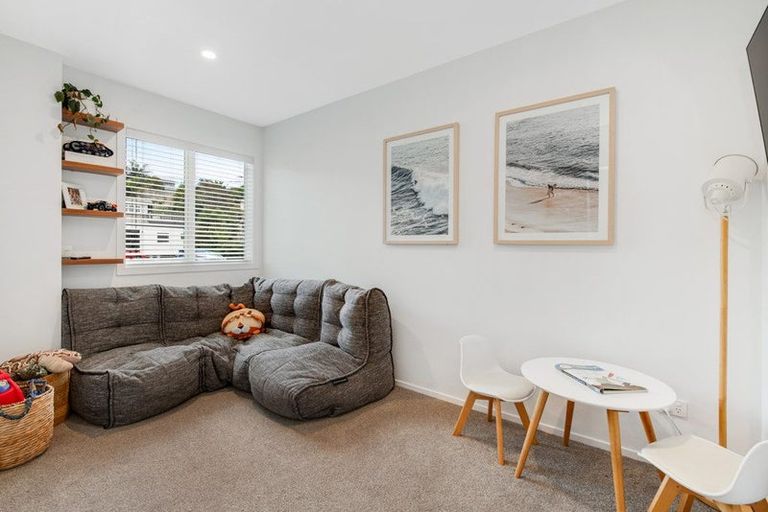 Photo of property in 10 Pohutukawa Avenue, Red Beach, 0932