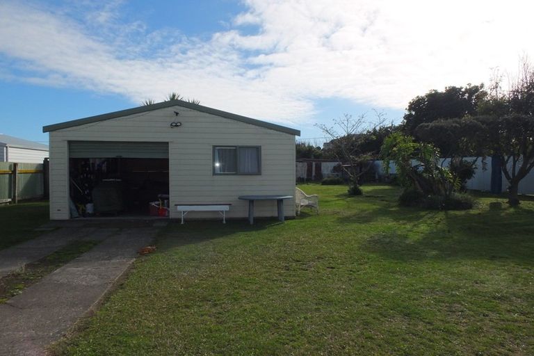 Photo of property in 13 Linklater Avenue, Foxton Beach, Foxton, 4815