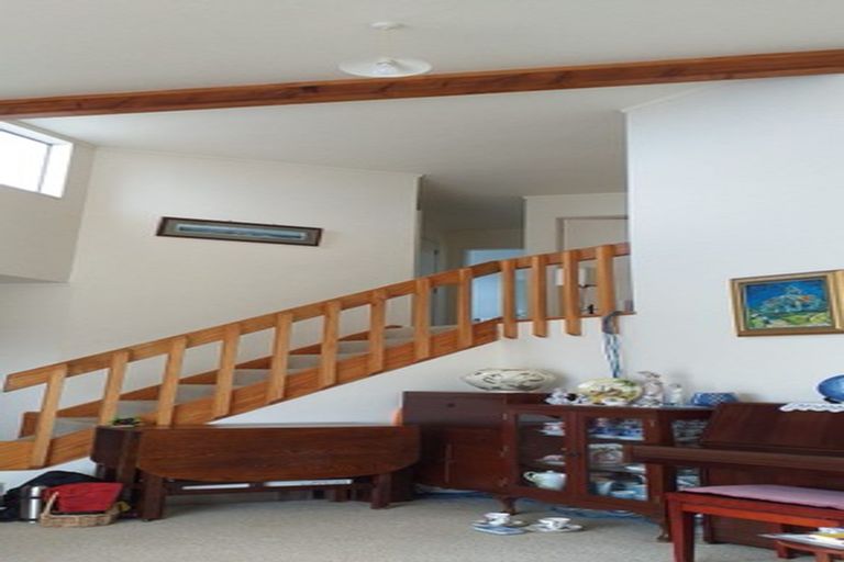 Photo of property in 2b Sunhaven Drive, Newlands, Wellington, 6037