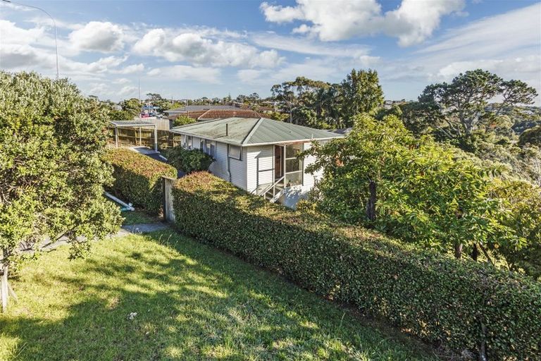 Photo of property in 399 Wairau Road, Totara Vale, Auckland, 0629