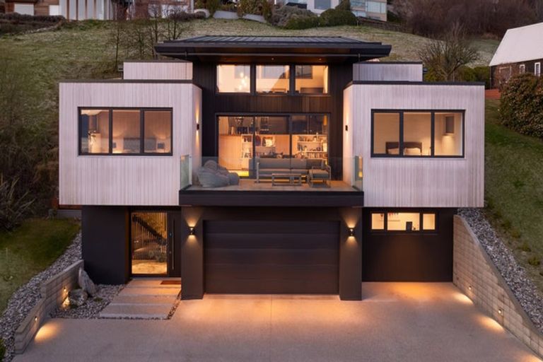 Photo of property in 52 Suburb Street, Queenstown, 9300