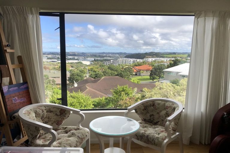 Photo of property in 10 Cricklade Terrace, Windsor Park, Auckland, 0632