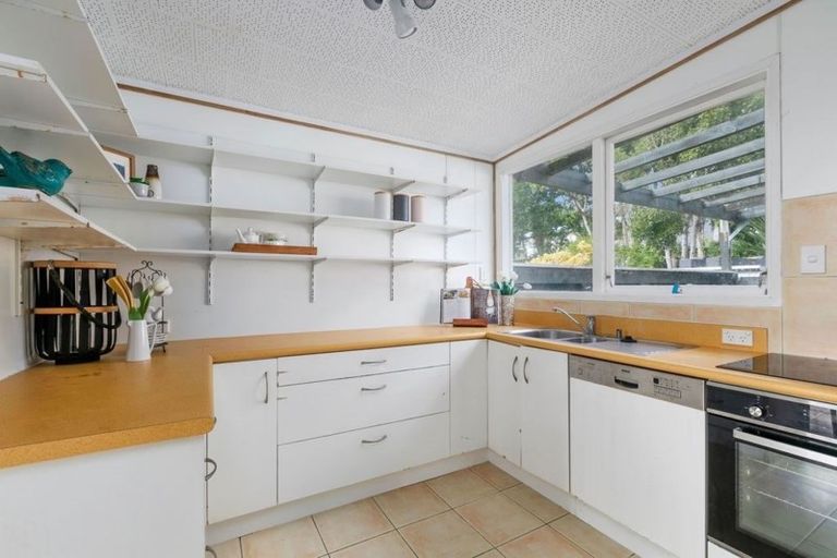 Photo of property in 12 Nor'east Drive, Northcross, Auckland, 0632