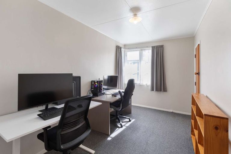 Photo of property in 18 Montrose Place, Takaro, Palmerston North, 4412