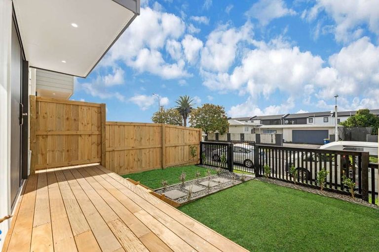 Photo of property in 3/1 Benita Place, Sunnyvale, Auckland, 0612