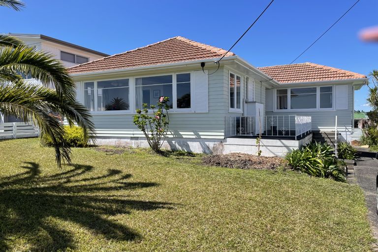 Photo of property in 1325 Whangaparaoa Road, Army Bay, Whangaparaoa, 0930