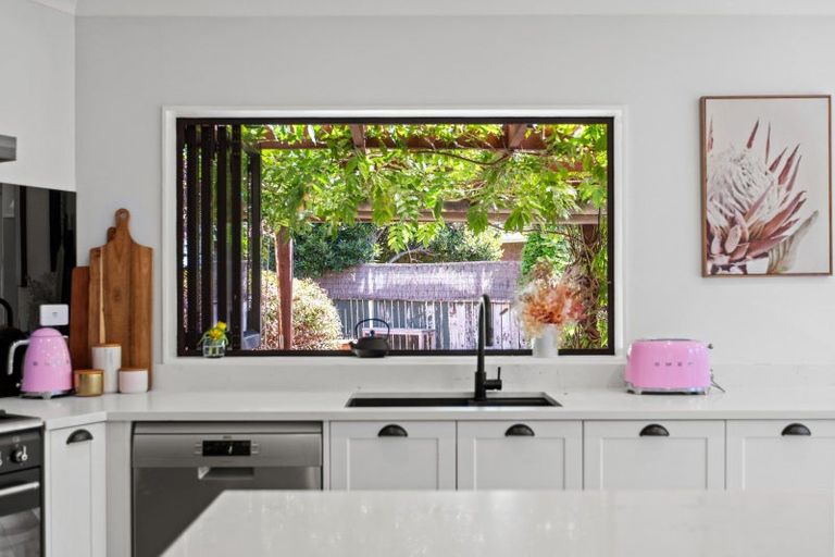 Photo of property in 6 Runanga Grove, Waikanae, 5036