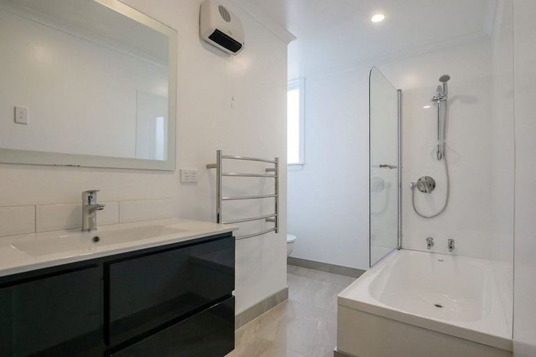 Photo of property in 114 Macandrew Road, South Dunedin, Dunedin, 9012