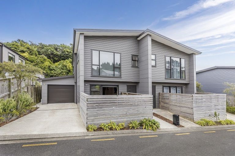 Photo of property in 19 Brindle Way, Newlands, Wellington, 6037