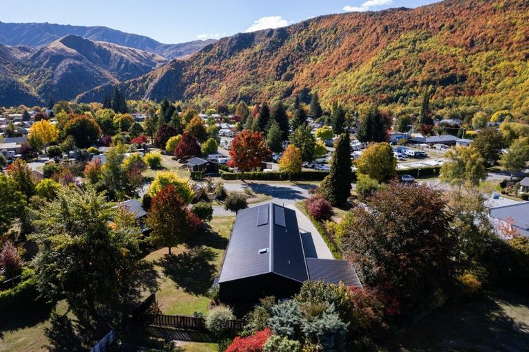 Photo of property in 10 Preston Drive, Arrowtown, 9302