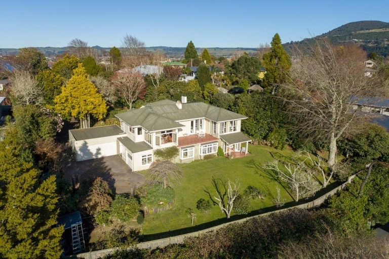 Photo of property in 18 Vista Place, Kawaha Point, Rotorua, 3010