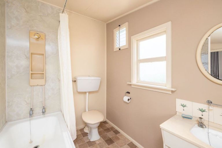 Photo of property in 114 Aikmans Road, Merivale, Christchurch, 8014