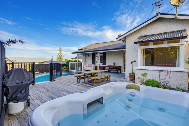 Photo of property in 46 Rewarewa Road, Te Atatu Peninsula, Auckland, 0610