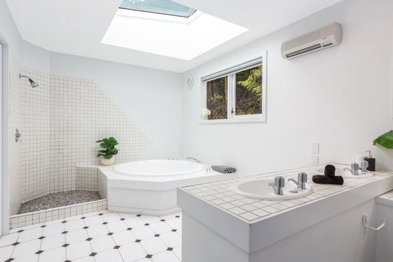 Photo of property in 12 Whiorau Grove, Lowry Bay, Lower Hutt, 5013