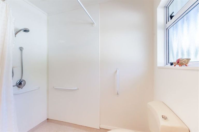 Photo of property in 8a Fleetwood Grove, Waikanae, 5036