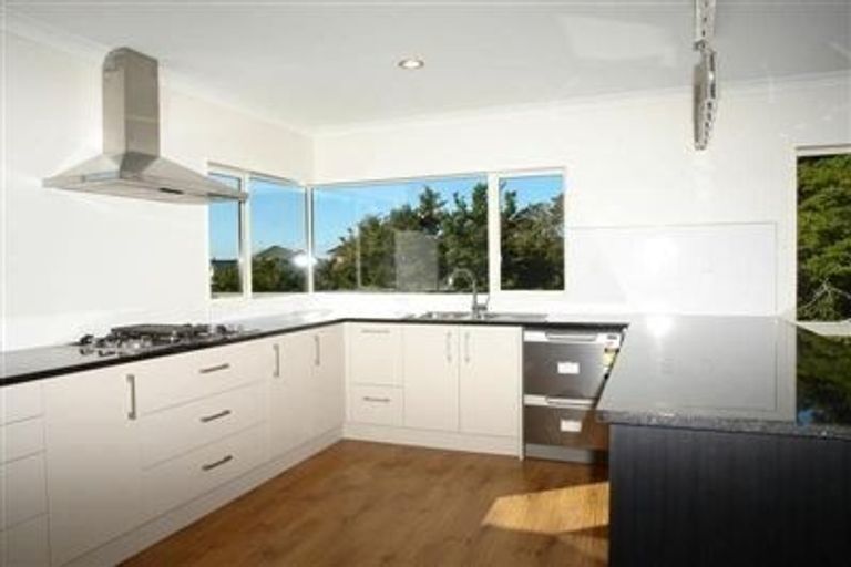 Photo of property in 32 Bur Oak Terrace, Schnapper Rock, Auckland, 0632