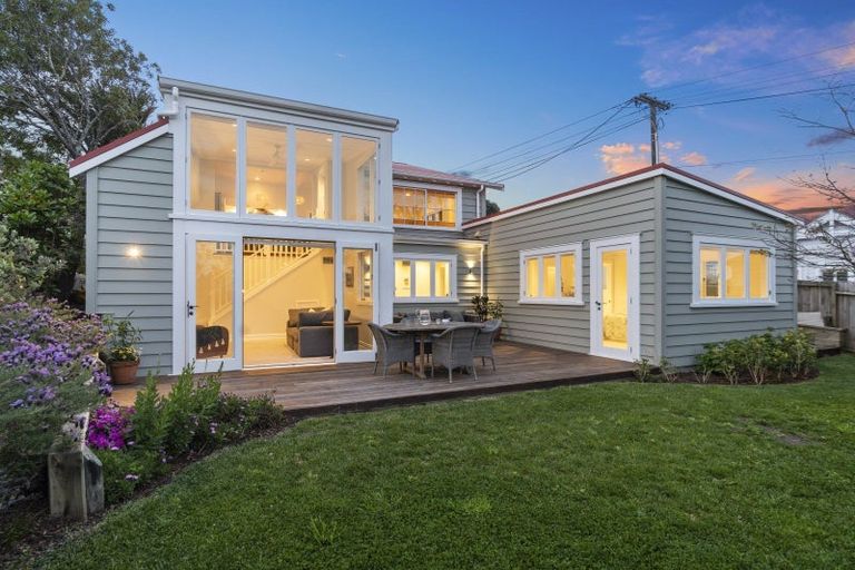 Photo of property in 42 William Bond Street, Stanley Point, Auckland, 0624