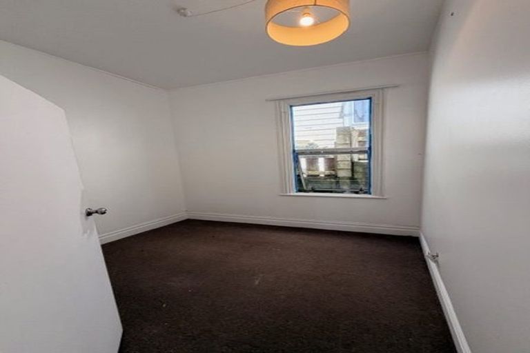 Photo of property in 60 Kelburn Parade, Kelburn, Wellington, 6012