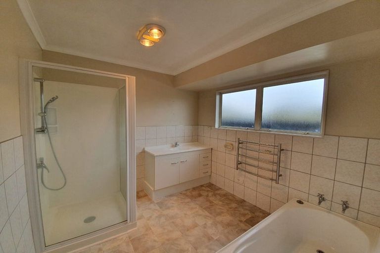 Photo of property in 16 Bella Villa Drive, Waiuku, 2123