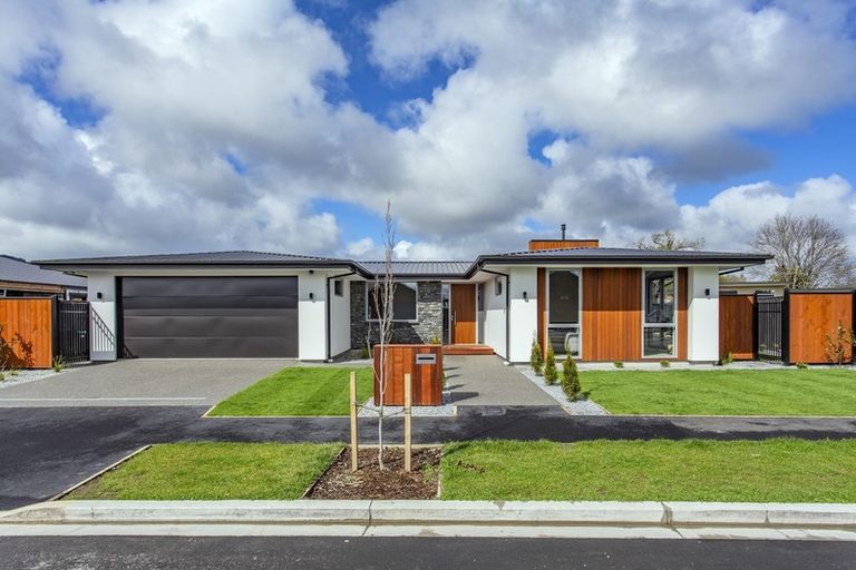 Photo of property in 8 Irvines Track, Halswell, Christchurch, 8025