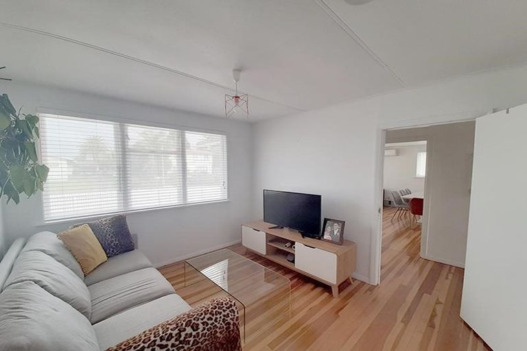 Photo of property in 11 Windrush Close, Mangere, Auckland, 2022