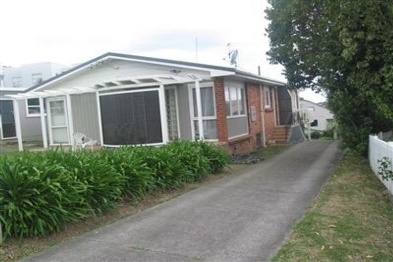 Photo of property in 2/9 East Coast Road, Milford, Auckland, 0620